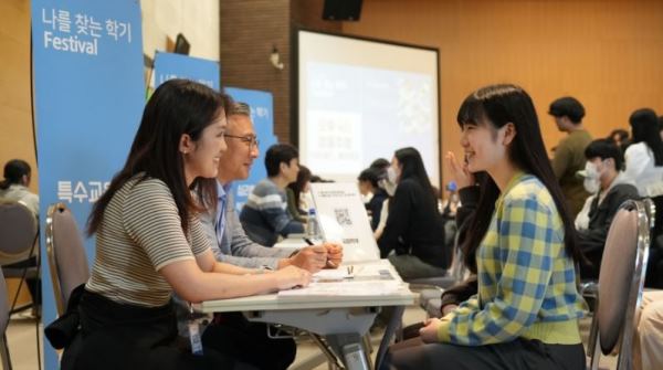 Sinh viên tham gia ngày hội hướng nghiệp tại Đại học Công giáo Hàn Quốc
